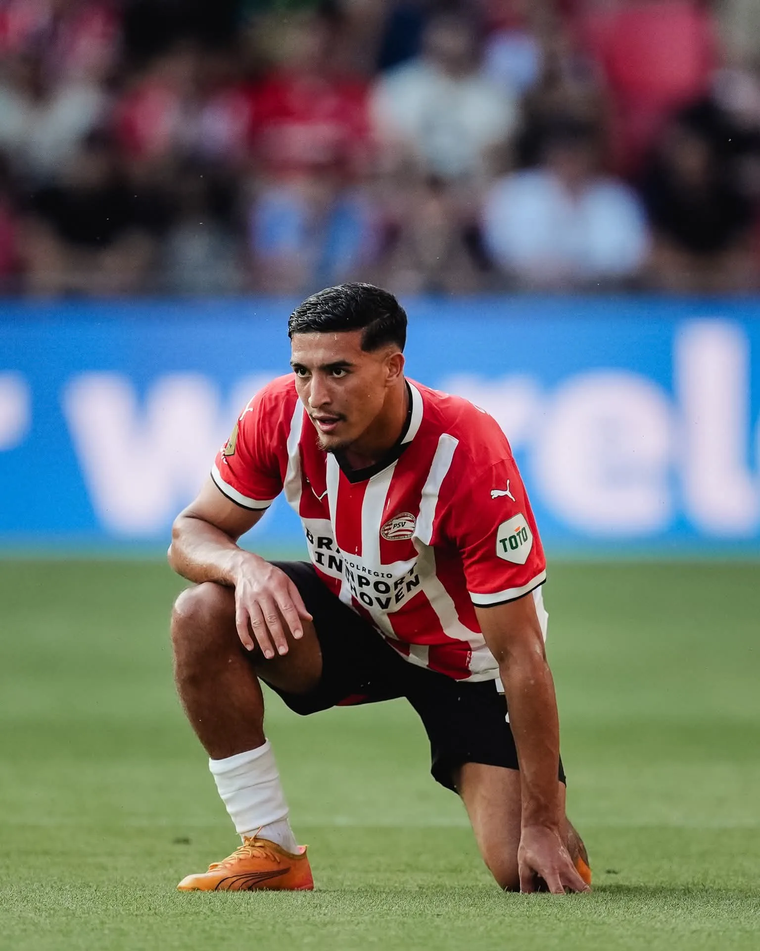 دريوش يغيب عن قائمة آيندهوفن تمهيداً للانتقال إلى الدوري الإسباني